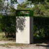 Buiten afvalbak model Casla 10 Deze stijlvolle afvalbak van uitgewassen beton in natuurlijke of antracietkleurige tinten is ontworpen om perfect te passen in zowel moderne stadsomgevingen als historische binnensteden.
